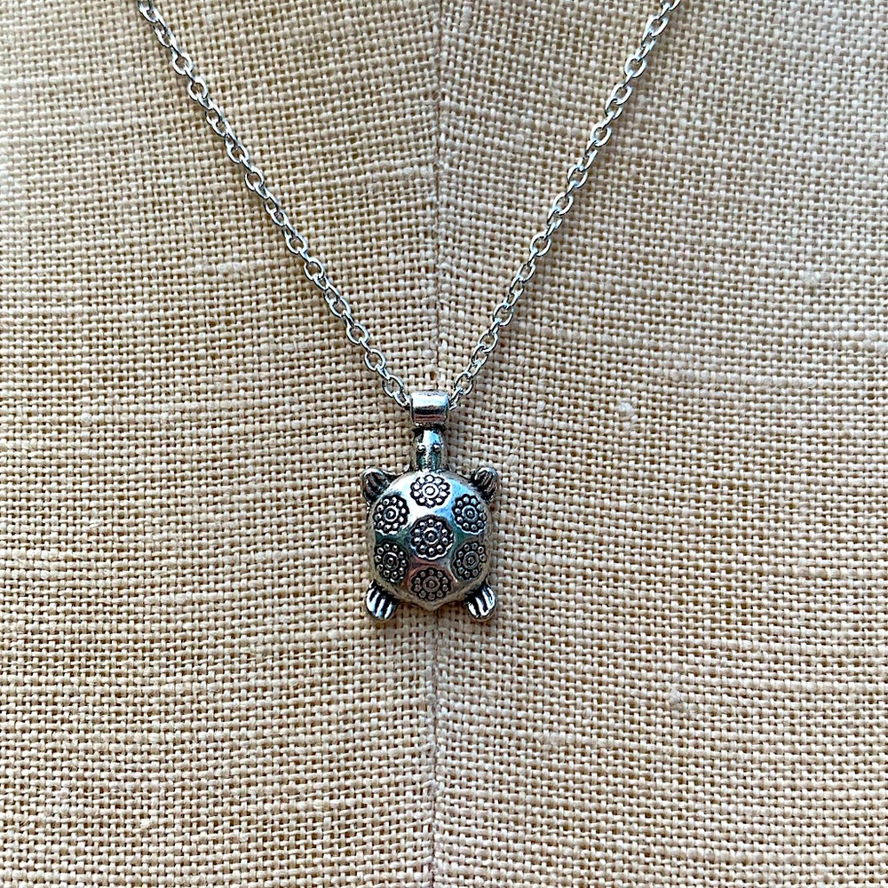 NWT Sterling Silver Plated Chain & Turtle Alloy Metal Charm Necklace